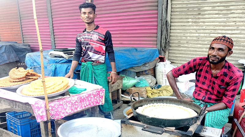  ভোলার লালমোহন পৌরশহরের মহাজনপট্টি এলাকার জিলাপির দোকান